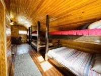 Private Newly Built Woman Lake Cabin with Detached Barn Style Bunk House - Balkoner