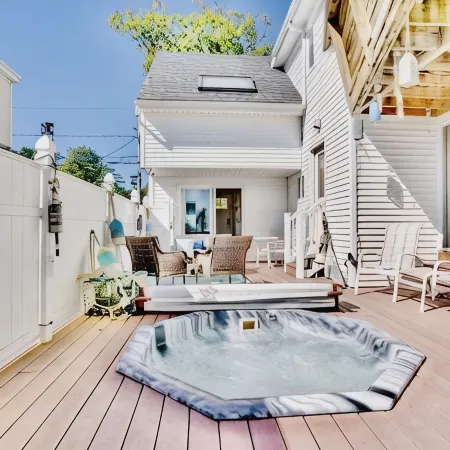 Turquoise Cottage - Indoor Pool,Hot Tub,Bring Your Pup,Short Walk to North Beach