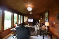 Beautiful Cabin in the Davy Crockett National Forest with Pool on Property - Wi-Fi