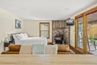Secluded Lake Front Lodge In Cosby - Your Ultimate Hideaway - 4-Star