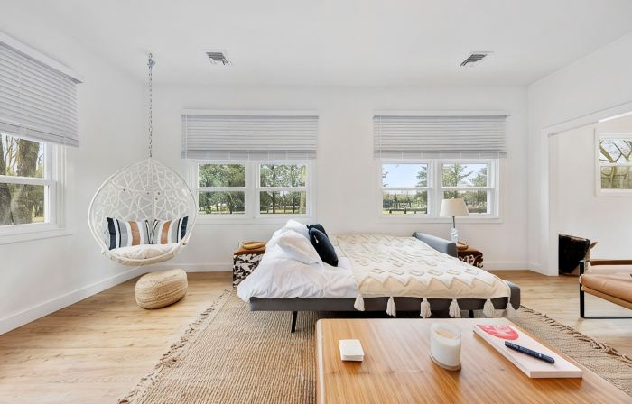 Modern farmhouse w/ heated pool, beach, horses and winery in heart of North Fork