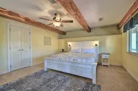 Lakeside Treetop Cottage: Boat Dock & Hot Tub - balcony