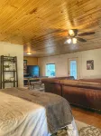 Cozy Cabin with an amazing deck and beautiful views of Lake Fort Smith! - Chalets
