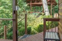 Pet and Family Friendly Luxury Cabin with Hot Tub and Mountain Views - Chalets