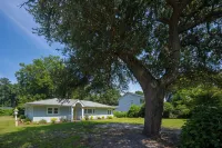 Charming Coastal Retreat in Manteo – Newly Remodeled & Ready for Your Stay! - 3-Star