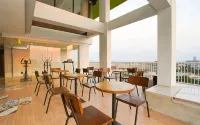 The Life Styles Hotel Surabaya - Pool