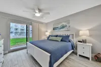 Deluxe ocean-view, poolside, first floor flat with 2 bedrooms, 2 baths - 3성급