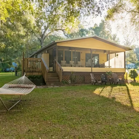 Withlacoochee River House on the main channel w/ kayaks, bikes, canoes