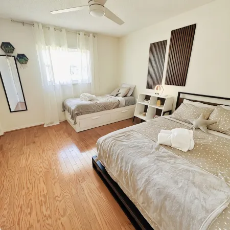 Tropical Vacation POOL Home in Melbourne, 7 mins to Beach