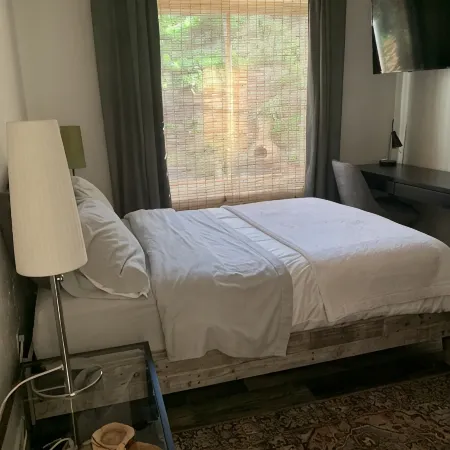 Clean Private Bedroom,Bathroom. Private entrance. Lovely Gated Neighborhood.