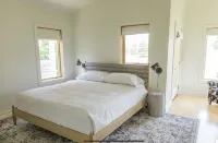 Brilliant Southside Home on 2 Acre Park + Pet Friendly - balkon