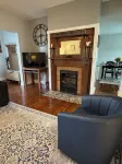 So close to Ark, Quick Drive to Creation, King Bed, Stunning back yard, & Cable - 2-Star