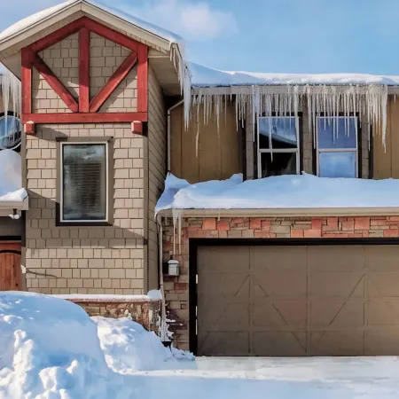 Escape the Heat! Minutes from the Lake with Stunning Mountain Views.