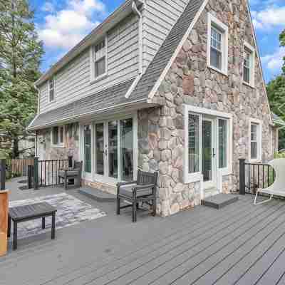 Walk to shopping, Charming Modern European cottage with huge deck Hotel Exterior