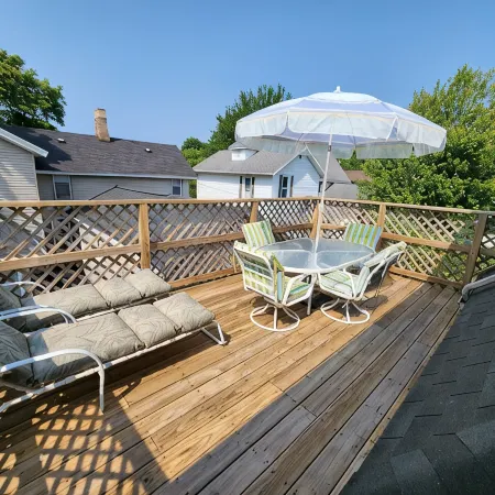 Great 3-bedroom House close to town and beaches, in Manistee , deck, WiFi and AC