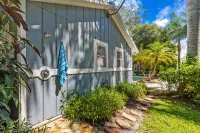 Tropical Resort Style Retreat w/ Pool House 4BR, 3 Bath - Wifi