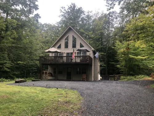 Spacious and cozy pet friendly chalet w/ hot tub & garden sauna - homestay