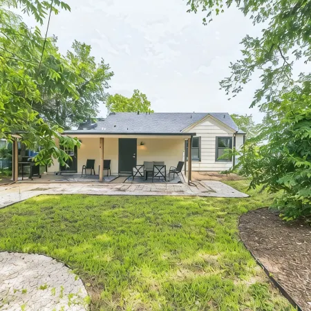 Fully Renovated 3 Bed/3Bath House 1 1/2 Blocks from AT&T Stadium