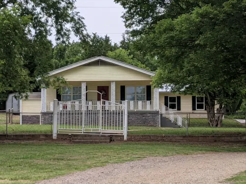 The Corner Cottage with Private Fishing Pond - 3-Star