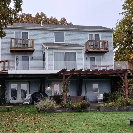 Riverfront house with kyacks fire pit and gym