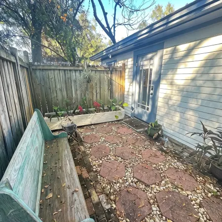 Central Location  Beach Access BBQ  Patio Cottage