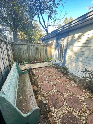 Central Location  Beach Access BBQ  Patio Cottage - Homestays