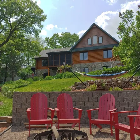 Cozy Lakefront Log Home. Hot Tub, Kayak, Yard Toys, Game Room. Pontoon for Rent.