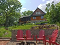 Cozy Lakefront Log Home. Hot Tub, Kayak, Yard Toys, Game Room. Pontoon for Rent. - Wifi