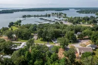 Captains Quarters- located within walking distance to local marina - 4-Star