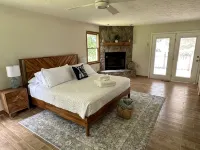 Breathtaking Waterfront Retreat, Private Docks, 12 Guests, King Bed. - 4-Star