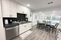 Spacious 5B Home with Private Pool & Grill near Fort Worth, AT&T Stadium - Homestays