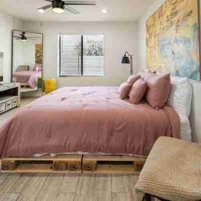 Stylish Private Guest Suite, central to it all! Rooms