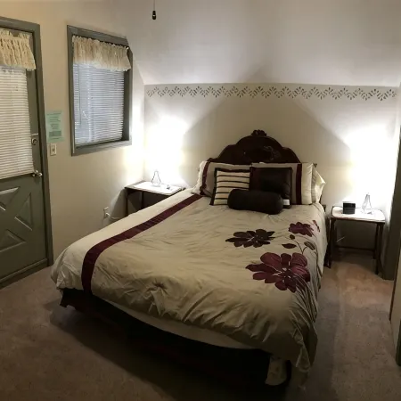 2-Story Chalet, clean, 3Br / 2Ba in Snowline, best rates, WiFi and Hot Tub