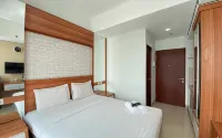 Monochrome Studio Room at Taman Melati Jatinangor Apartment by Travelio - Pools