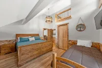 River bank lodge just minutes to Lake George with heated salt water pool - Wifi