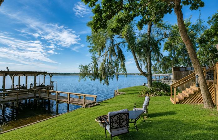 Romantic Lakefront Retreat: Hot Tub, Private Deck, Screened Porch, Dock & Kayaks