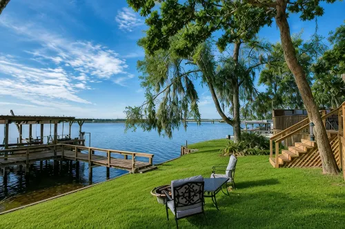 Romantic Lakefront Retreat: Hot Tub, Private Deck, Screened Porch, Dock & Kayaks - Homestays