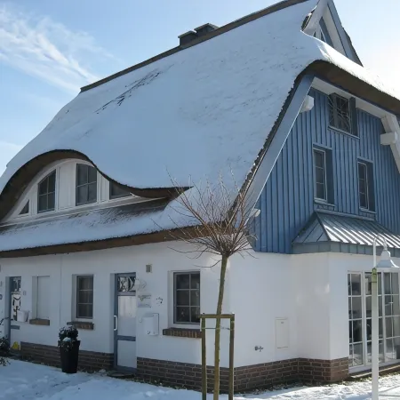 Thatched house with Southwest-terrace, centrally located, near to beach