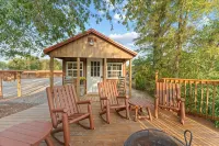 Tom & Jerri's Rustic Cabin located on the lake - Wi-Fi