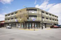 Central Suite Hotel Các khách sạn ở Lloydminster