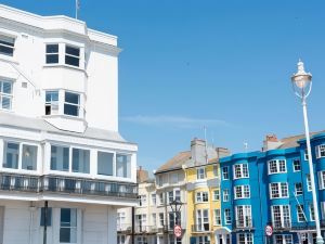 Seafront Location Direct Sea Views & Free Parking