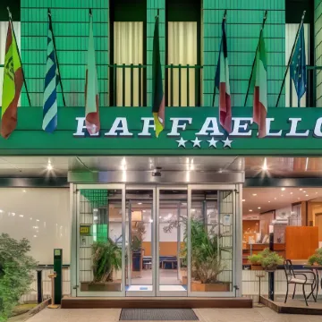 Hotel Raffaello Отели рядом с достопримечательностью «Семпионе»
