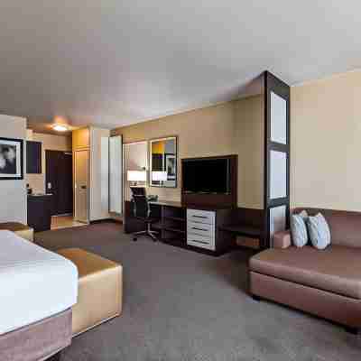 Holiday Inn Express & Suites Anaheim Resort Area Rooms