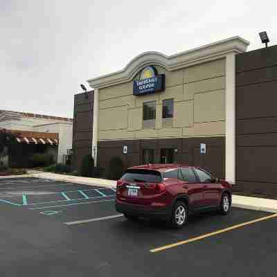 Days Inn & Suites by Wyndham Rochester Hills MI Hotel Exterior