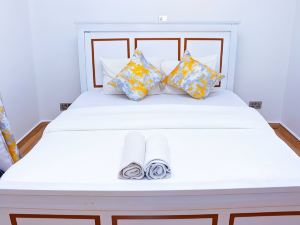 Lux Suites Tatu City Vacation House