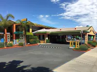 Super 8 by Wyndham Salinas - parking
