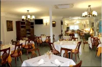 Hostal Restaurante Carolina Hotels in Pedrosillo el Ralo
