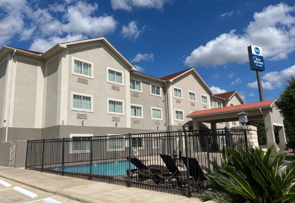 Best Western Cleveland Inn & Suites Room