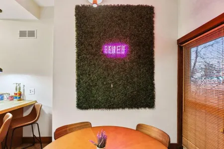 The Redwood Retreat- 5Bed/4Ba with a Rooftop Deck in the Heart of Ohio City Отели рядом с достопримечательностью «Зал славы рок-н-ролла»