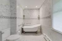 5 Bdrm BEACHFRONT 30% off >7days Quiet Safe Centre Island Sunsets